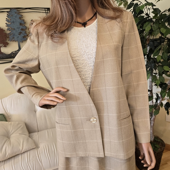 SuitsMe Chevron Design Tan Windowpane Plaid Woman's Business Suit, Size 12 - Picture 6 of 12